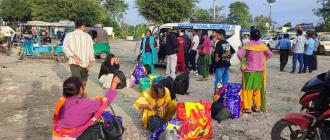 दशैंको मुखमा काम खोज्दै भारत जानेको लर्को