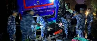 चितवनमा बससहित तीन सवारीसाधन ठोक्किँदा ३३ जना घाइते चितवनमा बससहित तीन सवारीसाधन ठोक्किँदा ३३ जना घाइते