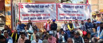 मधेशका मुख्यमन्त्री यादवलाई ‘काम गर्न देउ’ भन्दै एमालेको धर्ना