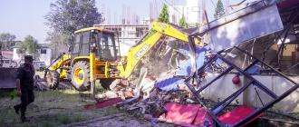 पूर्व ऊर्जामन्त्री खड्काले स्काउटको जग्गामा बनाएको संरचनामा महानगरले चलायो डोजर