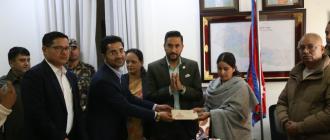 दिवङ्गत पत्रकार सुरेश रजककी श्रीमतीलाई सरकारले दियो रोजगारी दिवङ्गत पत्रकार सुरेश रजककी श्रीमतीलाई सरकारले दियो रोजगारी