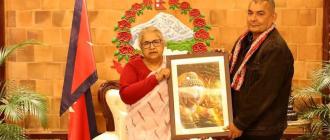 प्रधानमन्त्री कार्कीले शान्ति कायम राख्न आग्रह गर्दै दुर्गा प्रसाईंलाई दिइन् बुद्धको चित्र उपहार