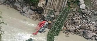 अरुण नदीको बेलिब्रिज भाँचियो, ट्रक चालक घाइते