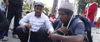 विकल्प नदिई सडक पेटीबाट हटाइएको भन्दै दृष्टिविहीनहरूको विरोध प्रदर्शन विकल्प नदिई सडक पेटीबाट हटाइएको भन्दै दृष्टिविहीनहरूको विरोध प्रदर्शन