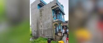 झापामा सुकुम्बासी बस्तीमा साढे दुई तल्लाको घर भासियो झापामा सुकुम्बासी बस्तीमा साढे दुई तल्लाको घर भासियो