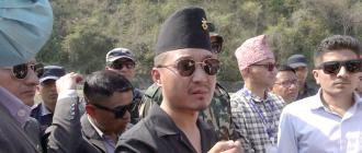 भोटेकोसीमा खसेको गाडीको खोजी तथा उद्धारमा खटेकालाई हौसला दिन गृहमन्त्री घटनास्थलमा