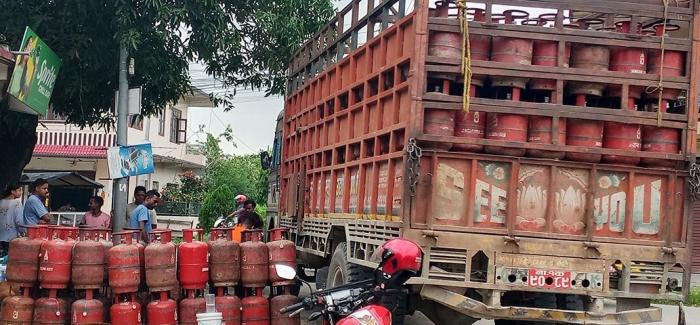 उपत्यका बाहिरबाट ग्यास सिलिन्डरमा ‘बोटलिङ’ गर्न थालियो उपत्यका बाहिरबाट ग्यास सिलिन्डरमा ‘बोटलिङ’ गर्न थालियो