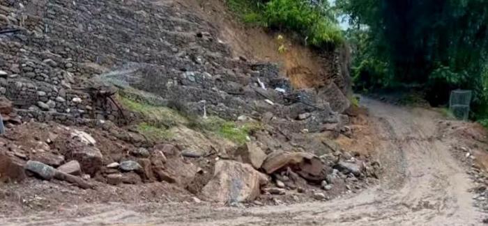 मेची राजमार्ग र मेची करिडोरमा यातायात सञ्चालनमा रोक मेची राजमार्ग र मेची करिडोरमा यातायात सञ्चालनमा रोक