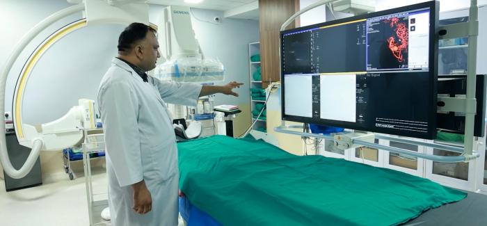 केएमसीमा नेपालमै पहिलो पटक मस्तिष्कको अवरुद्ध नसा बिना चिरफार खोलियो केएमसीमा नेपालमै पहिलो पटक मस्तिष्कको अवरुद्ध नसा बिना चिरफार खोलियो