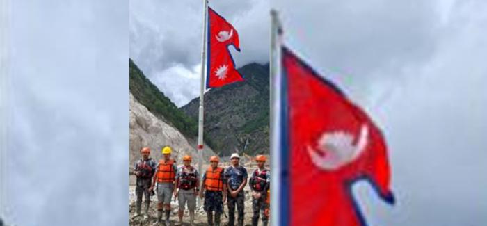 टिमुरेस्थित नेपाल-चीन सीमामा राष्ट्रिय झण्डा पुनःस्थापित गरियो टिमुरेस्थित नेपाल-चीन सीमामा राष्ट्रिय झण्डा पुनःस्थापित गरियो
