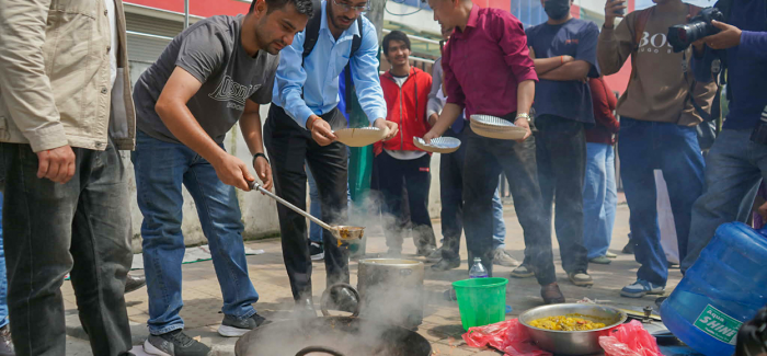 ग्यास नपाएको भन्दै सडकमै खाना पकाएर सरकारको विरोध ग्यास नपाएको भन्दै सडकमै खाना पकाएर सरकारको विरोध